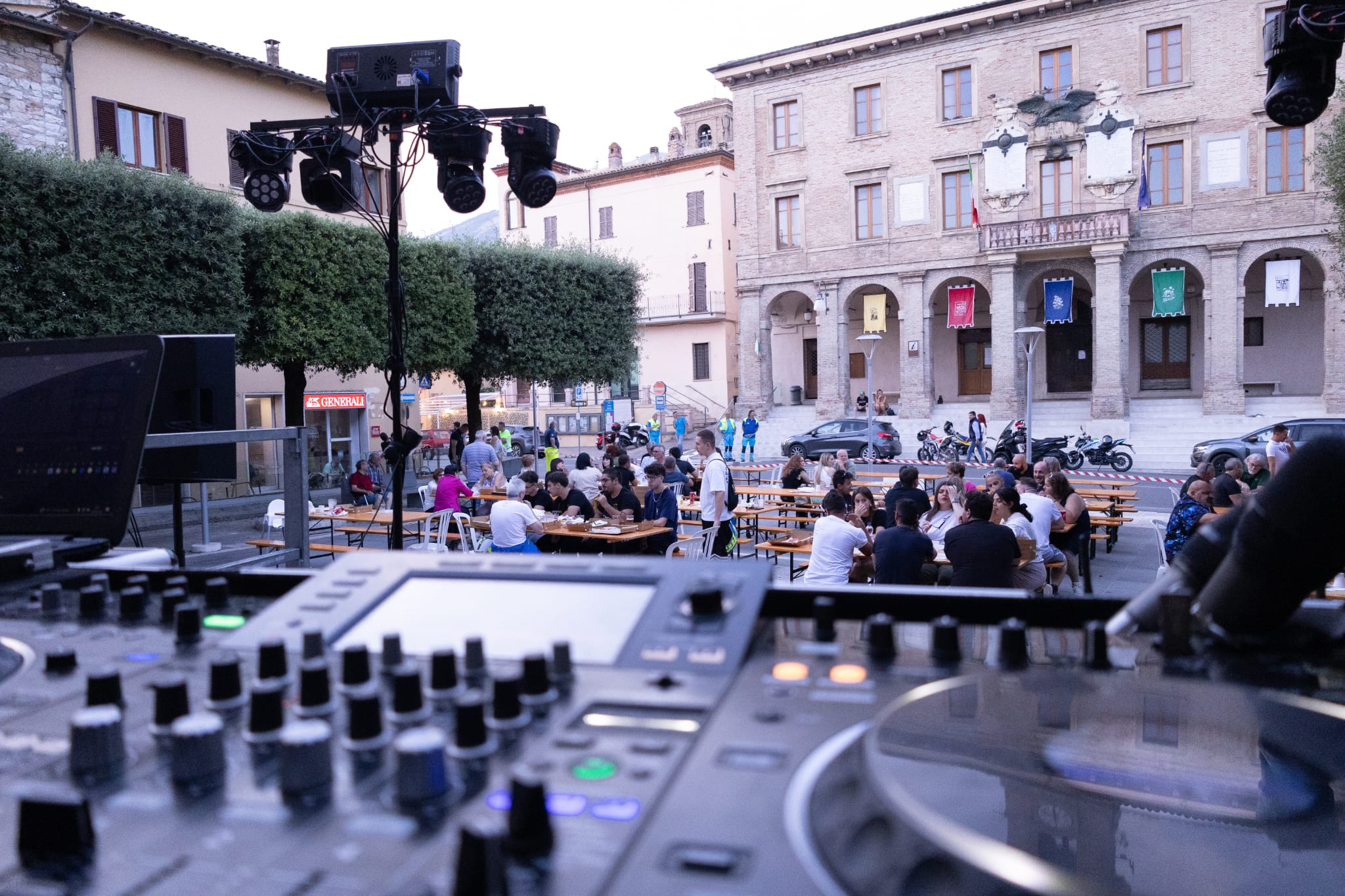 Evento all'aperto con DJ-DADO